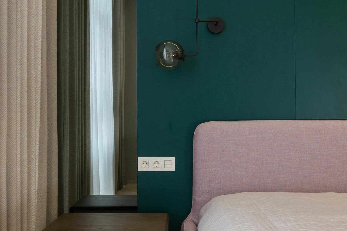 Chromowana bateria umywalkowa w nowoczesnej łazience